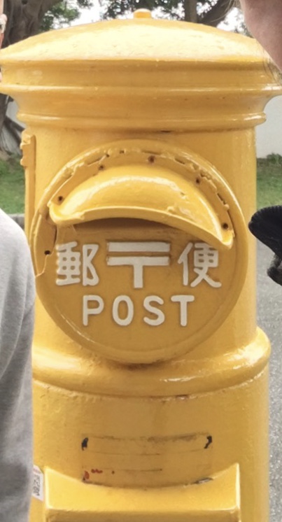 幸せを呼ぶ黄色い郵便ポスト